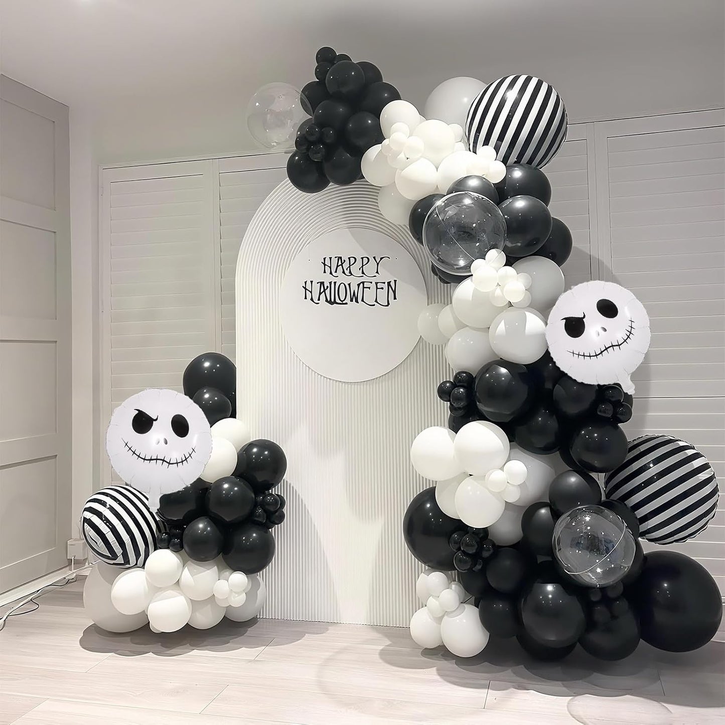 J4CK CHR!STMAS BALLOON GARLAND